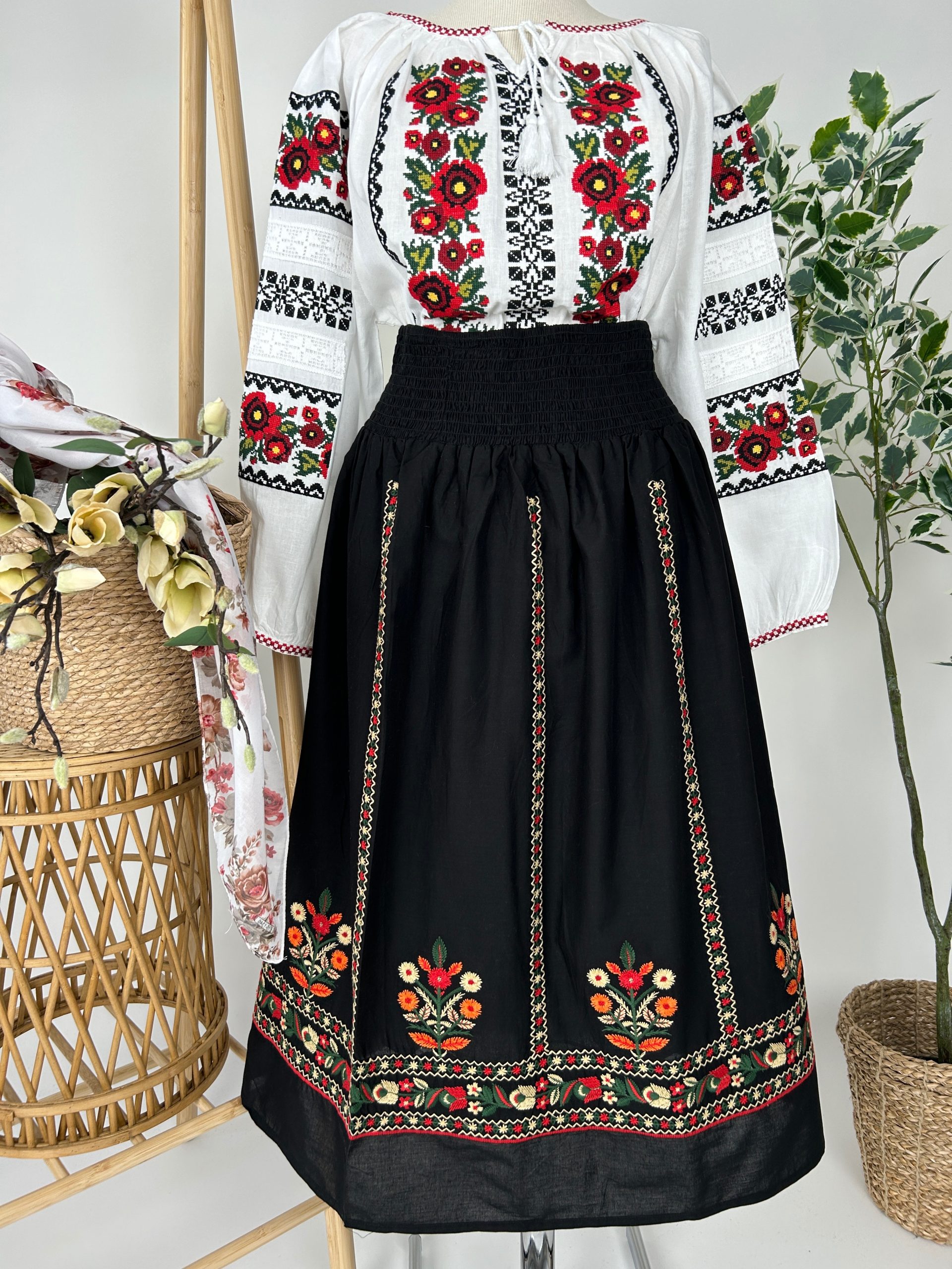 Fustă tradițională femei TM2111 *motive florale* - XXL