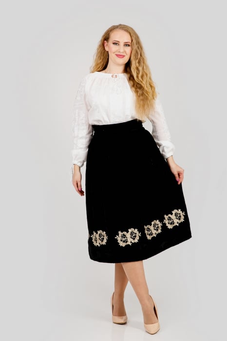 Fusta traditionala neagra cu broderie florala aurie Florenta 01