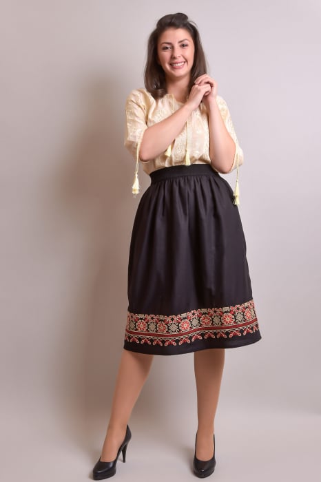 Fusta traditionala neagra cu broderie florala multicolora Narcisa