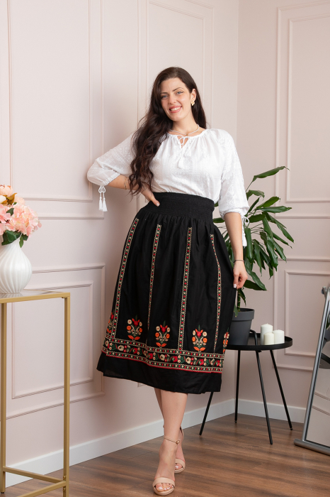 Fusta traditionala neagra cu broderie florala multicolora Roxana