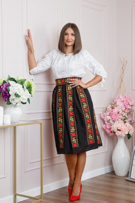 Fusta traditionala neagra cu broderie florala rosie Maria 01