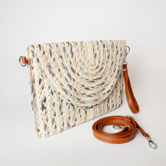 Geanta plic impletita crossbody, cu bareta de umar si de mana, nuante pastelate de bej, roz si bleu