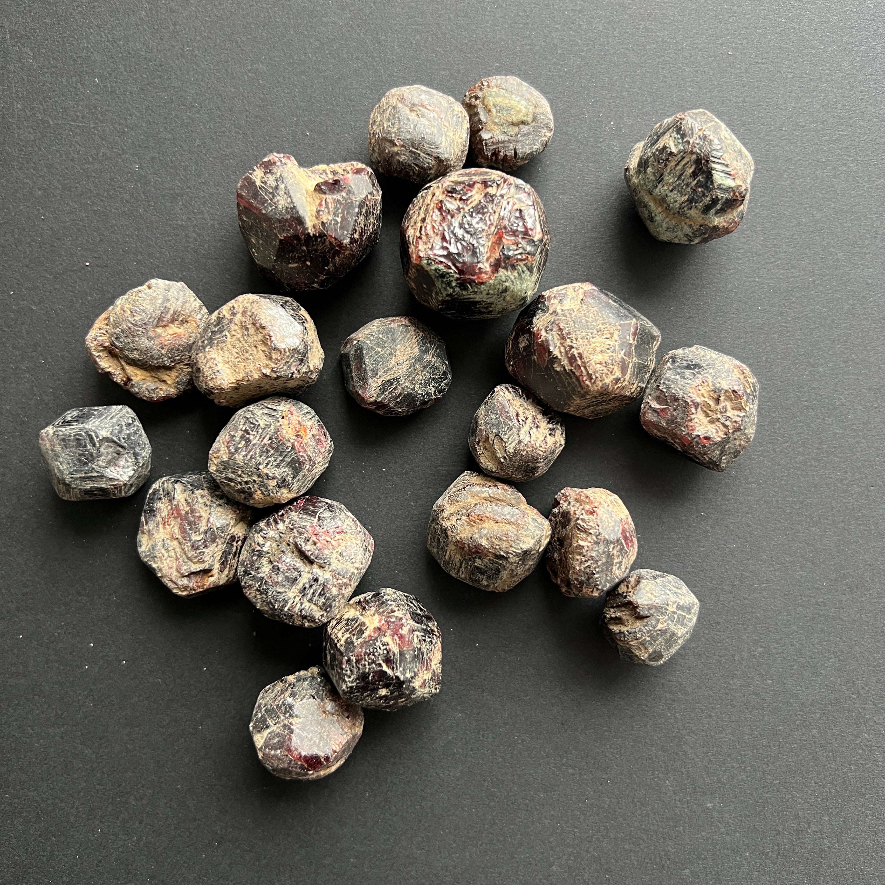 Granat burgundy piatra bruta