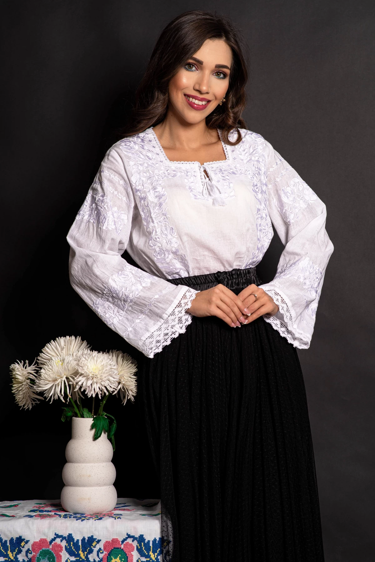 Ie bucovineana alba din bumbac Panseluta cu broderie florala