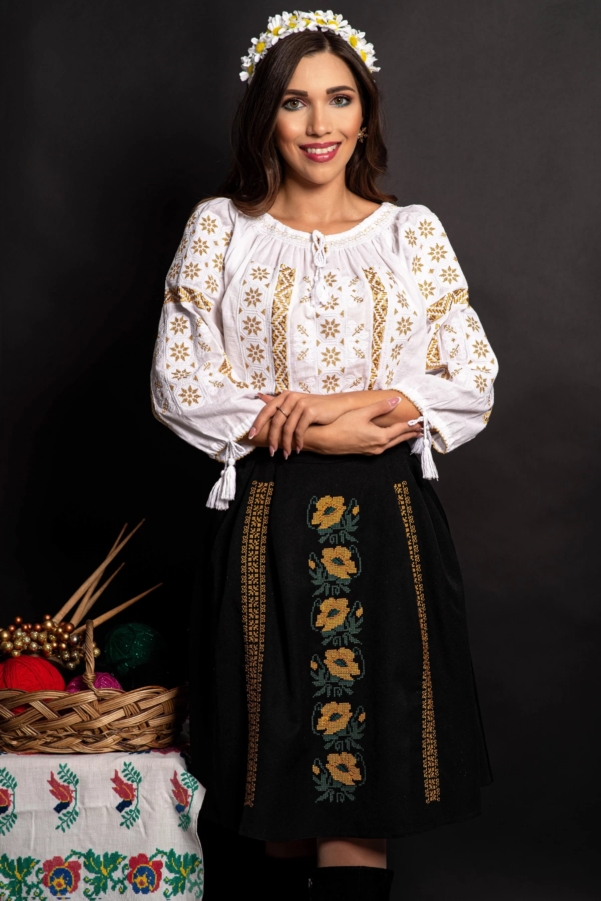 Ie dama alba din bumbac Maricica cu broderie aurie si simbolul stelei