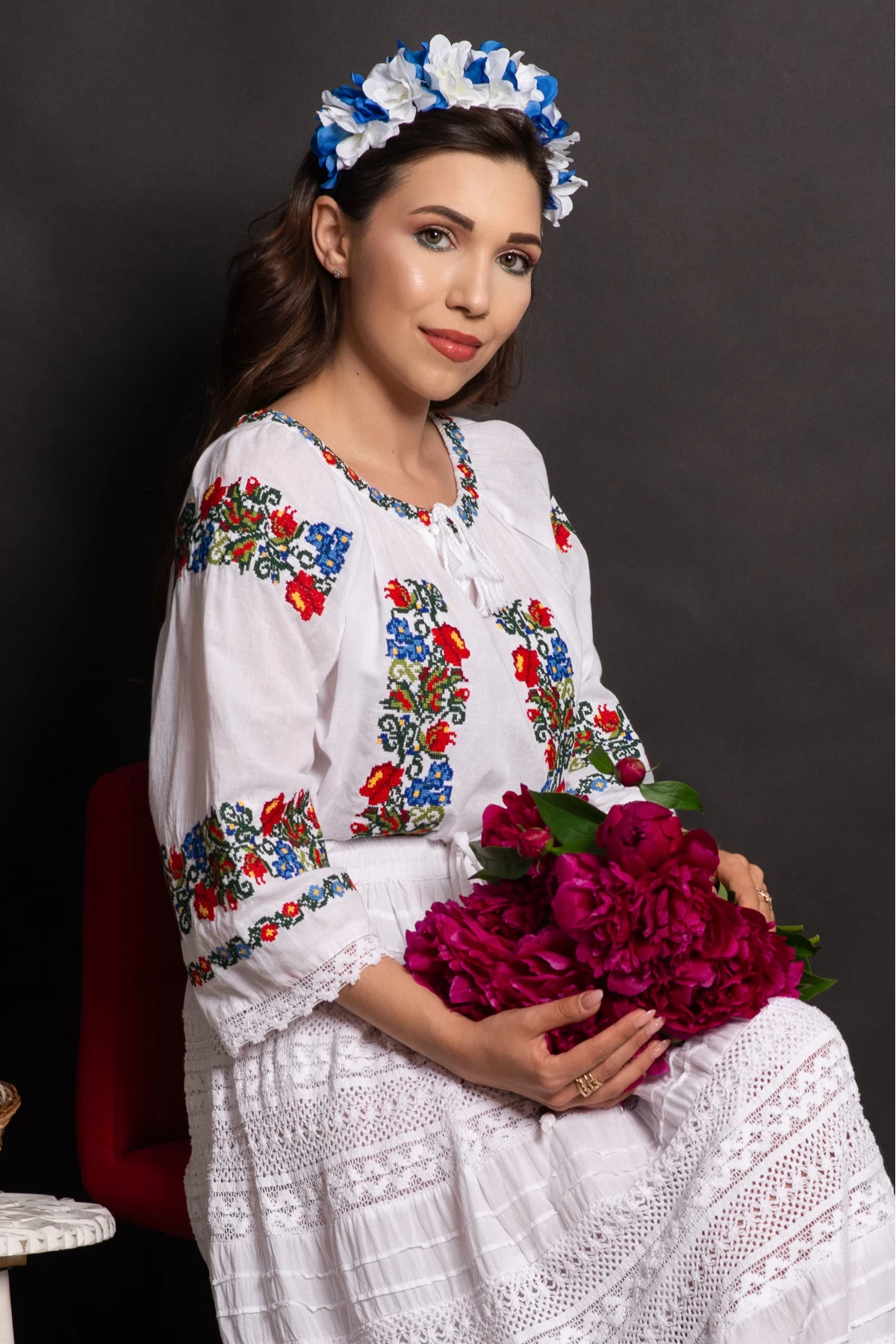 Ie dama traditionala alba Carla din bumbac cu trandafiri brodati