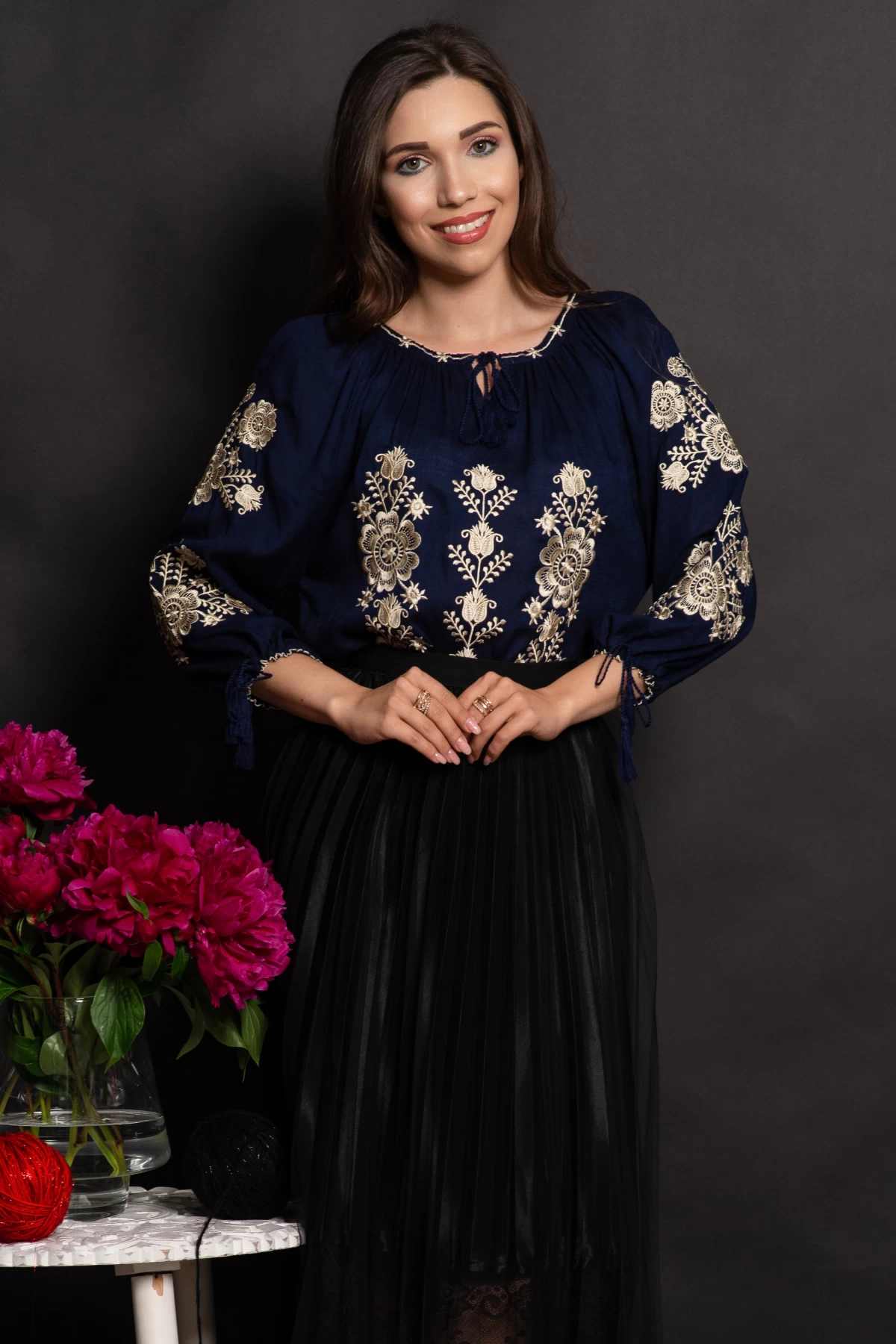 Ie dama traditionala bleumarin Lucretia cu flori bej brodate