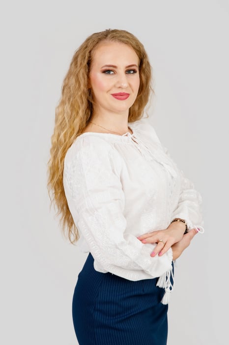 Ie traditionala alba cu motiv floral alb Milena 02