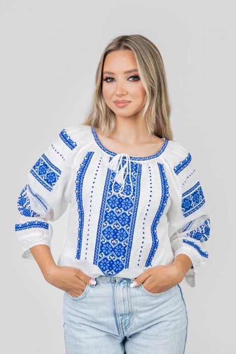 Ie traditionala alba cu motiv floral albastru Atena 01