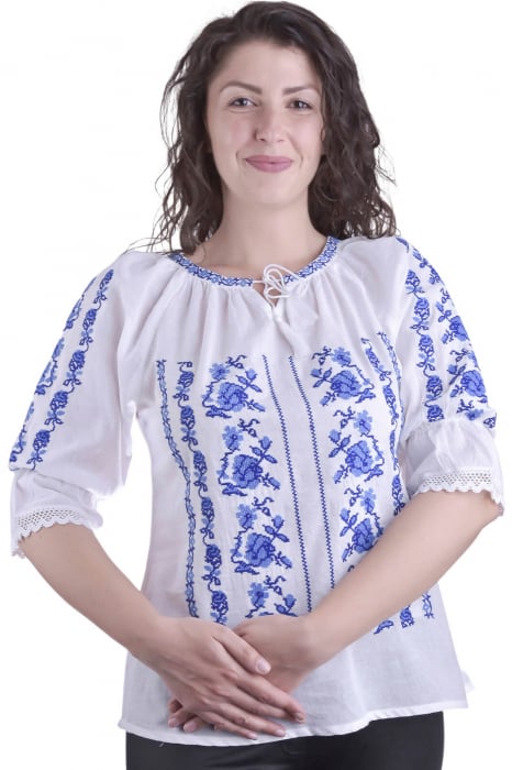 Ie traditionala alba cu motiv floral albastru Carolina 02
