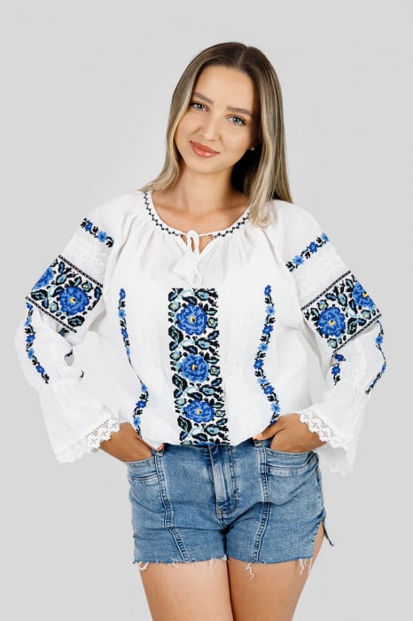 Ie traditionala alba cu motiv floral albastru Mihaela 01