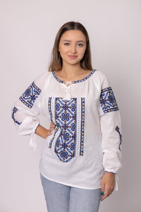 Ie traditionala alba cu motiv floral albastru Petronela 03