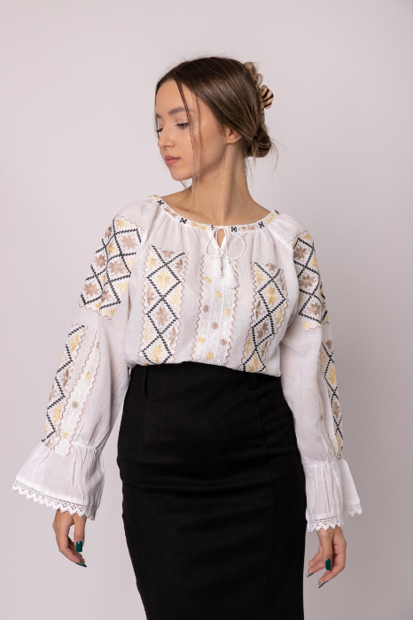 Ie traditionala alba cu motiv floral auriu Dana 01