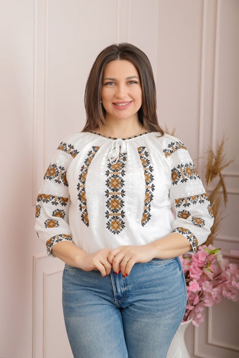 Ie traditionala alba cu motiv floral maro Ivona