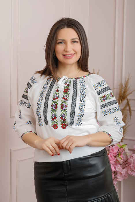 Ie traditionala alba cu motiv floral multicolor Aliona 02