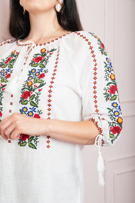 Ie traditionala alba cu motiv floral multicolor Andreea - maneca scurta