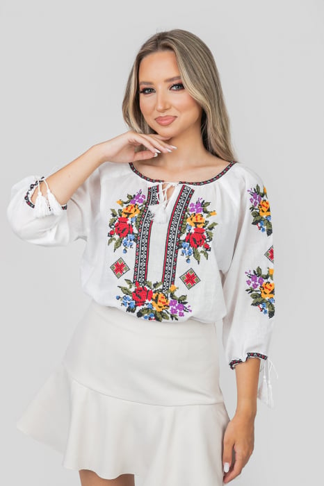 Ie traditionala alba cu motiv floral multicolor Beatrice 01