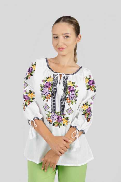 Ie traditionala alba cu motiv floral multicolor Beatrice 03