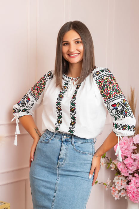 Ie traditionala alba cu motiv floral multicolor Georgeta