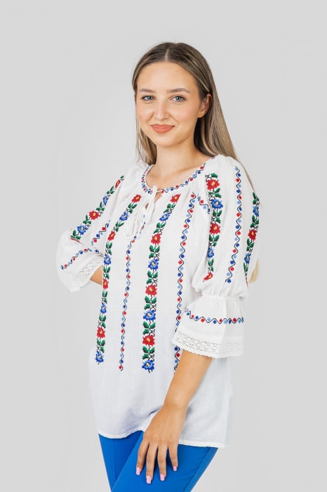 Ie traditionala alba cu motiv floral multicolor Ionela