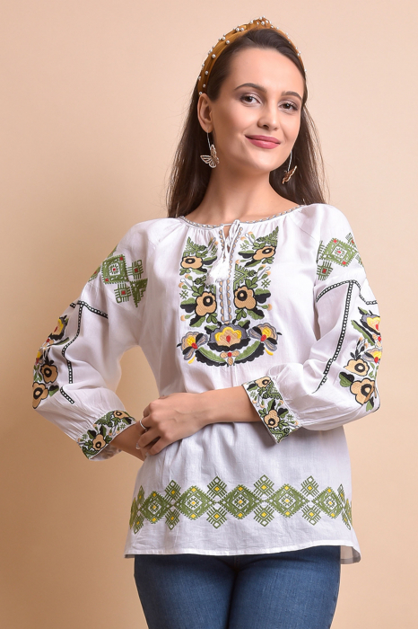 Ie traditionala alba cu motiv floral multicolor Mioara