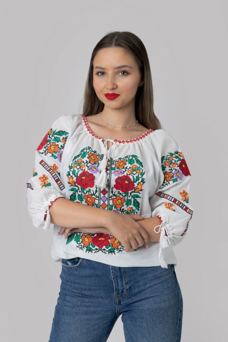 Ie traditionala alba cu motiv floral multicolor Raisa