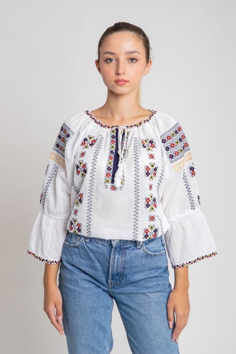 Ie traditionala alba cu motiv floral multicolor Romanita 01