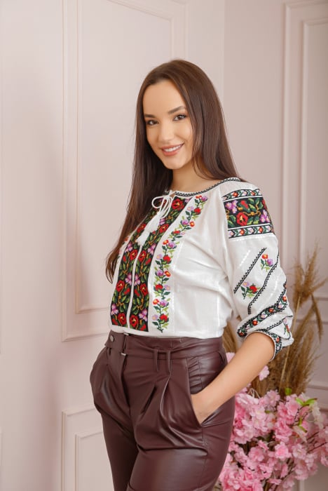 Ie traditionala alba cu motiv floral multicolor Vanda 03