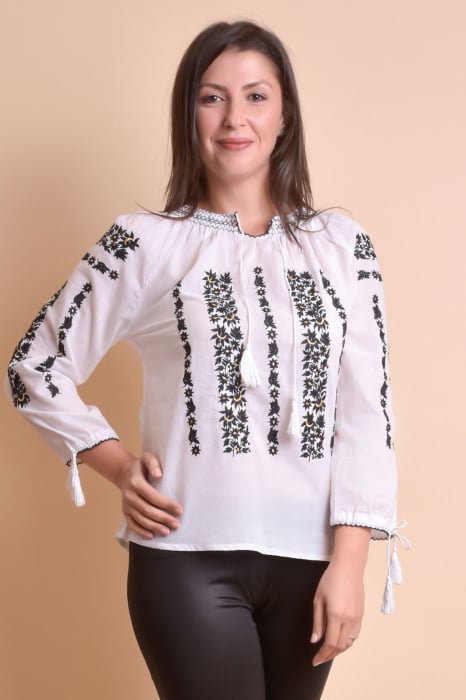 Ie traditionala alba cu motiv floral negru Eugenia