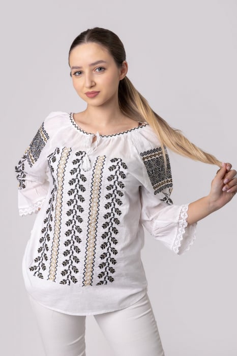 Ie traditionala alba cu motiv floral negru Iulica 01
