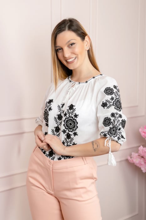 Ie traditionala alba cu motiv floral negru Miranda