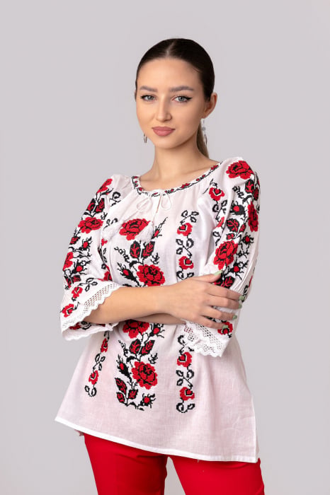 Ie traditionala alba cu motiv floral rosu Alana