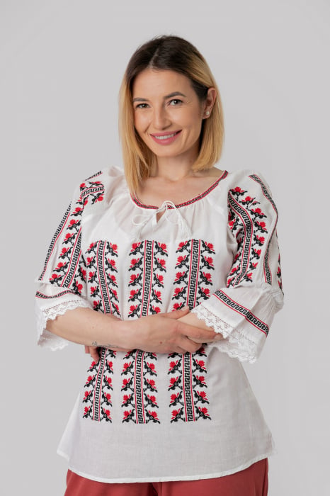 Ie traditionala alba cu motiv floral rosu Anais