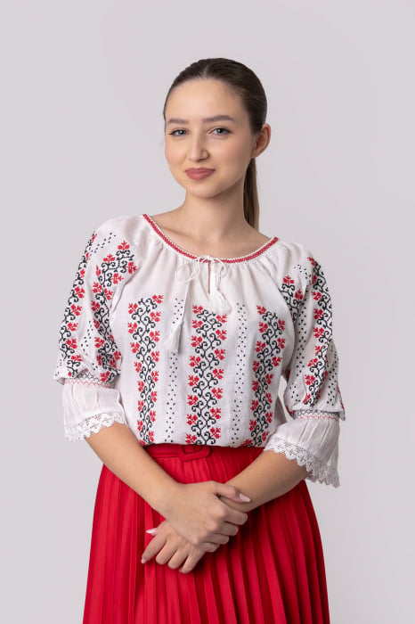 Ie traditionala alba cu motiv floral rosu Domnica