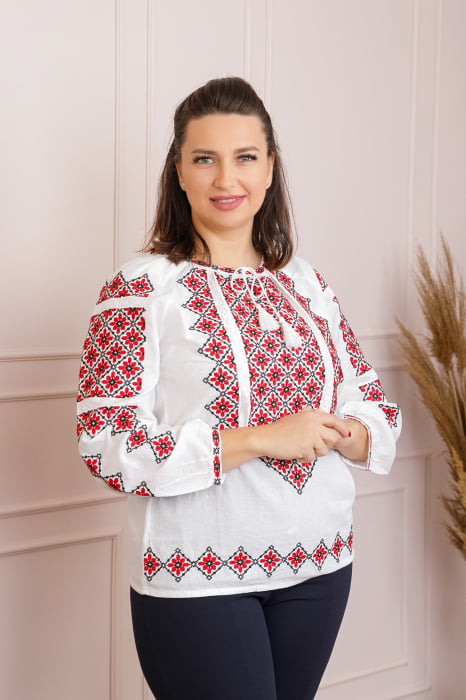 Ie traditionala alba cu motiv floral rosu Taisia