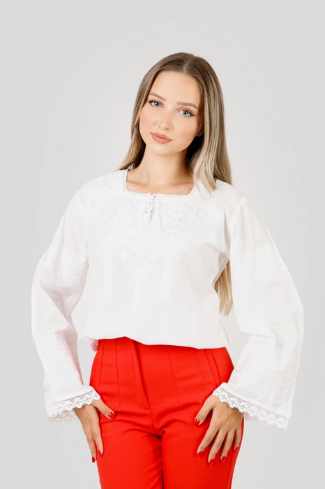 Ie traditionala alba cu motiv geometric alb Ava 01