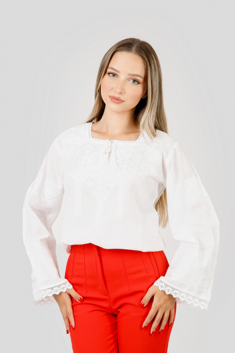 Ie traditionala alba cu motiv geometric alb Ava 01