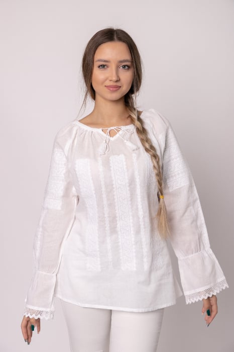 Ie traditionala alba cu motiv geometric alb Ava 05