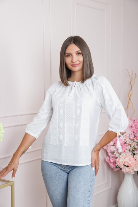 Ie traditionala alba cu motiv geometric alb Daiana 02