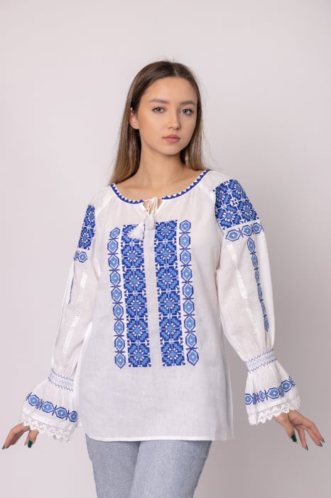 Ie traditionala alba cu motiv geometric albastru Costina 03