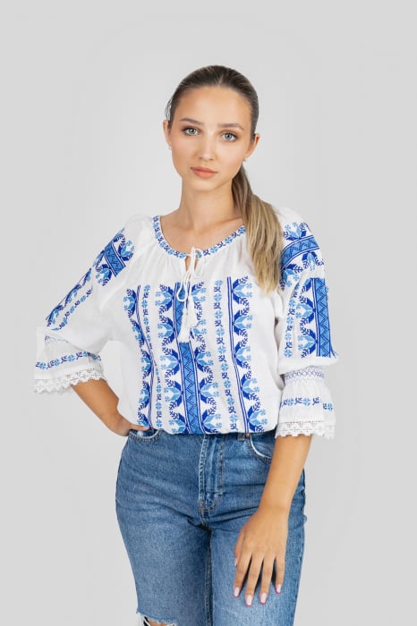 Ie traditionala alba cu motiv geometric albastru Despina 03