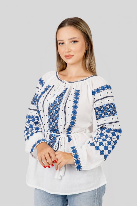 Ie traditionala alba cu motiv geometric albastru Flavia 02