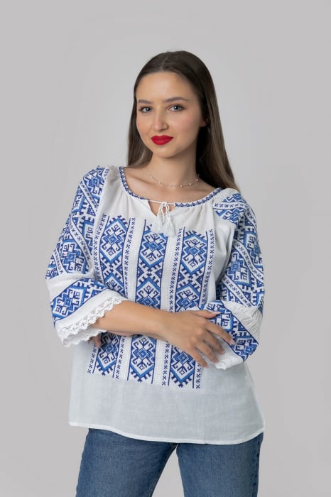 Ie traditionala alba cu motiv geometric albastru Ina 02