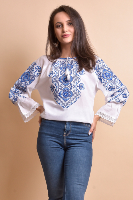 Ie traditionala alba cu motiv geometric albastru Ligia 03