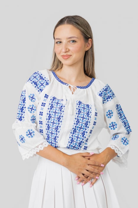 Ie traditionala alba cu motiv geometric albastru Lorelai 01