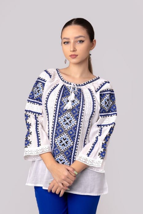 Ie traditionala alba cu motiv geometric albastru Paraschiva 04 - maneca scurta