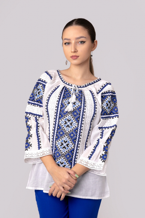 Ie traditionala alba cu motiv geometric albastru Paraschiva 04 - maneca scurta