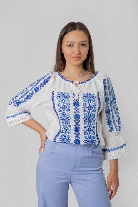 Ie traditionala alba cu motiv geometric albastru Sara 02