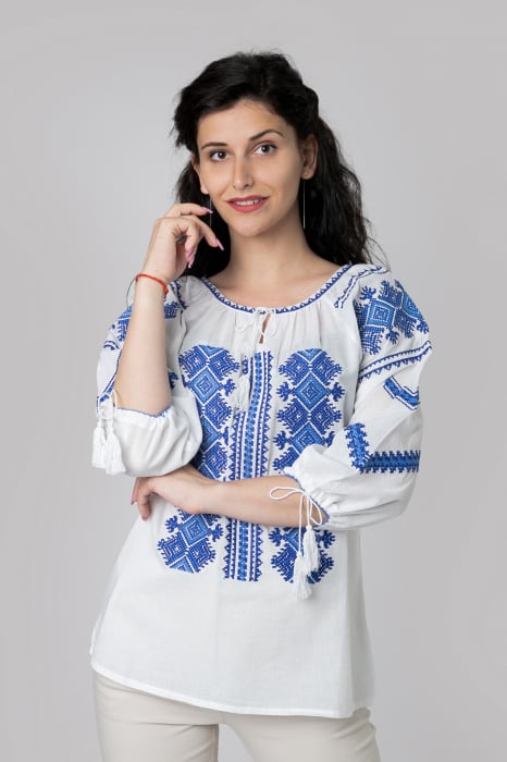 Ie traditionala alba cu motiv geometric albastru Smaranda 06