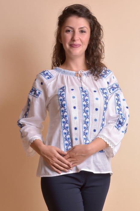 Ie traditionala alba cu motiv geometric albastru Sonia 02